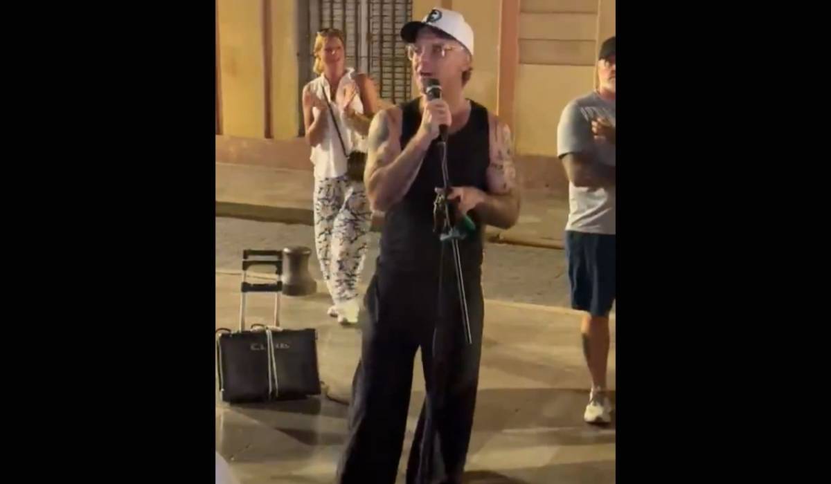 Robbie Williams se arranca en Sevilla a cantar con un músico callejero uno de sus 'temazos' míticos