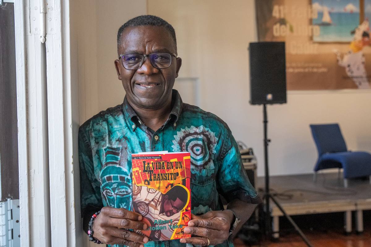El libro sobre migración de un camerunés enamorado de Cádiz: “Reducir al migrante al trabajo es un insulto a la inteligencia”
