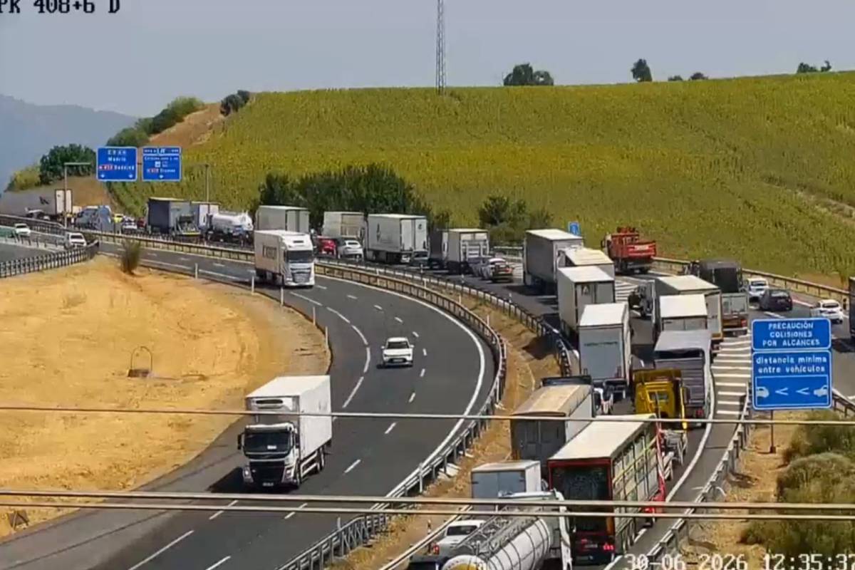 La A-4, casi colapsada por un accidente en Córdoba y por la cantidad de camiones circulando