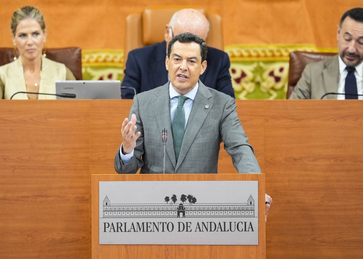 Juanma Moreno, desde la tribuna del Parlamento. - Juanma Moreno, desde la tribuna del Parlamento.