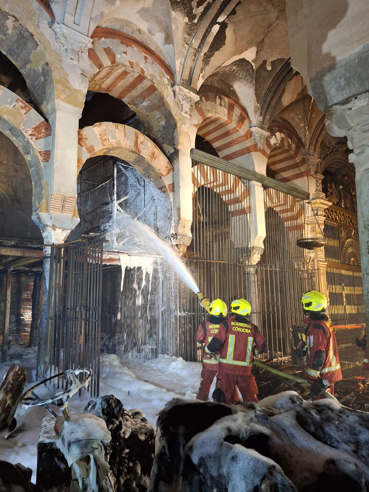 Bomberos intervienen en el incendio de La Mezquita de Córdoba. - 