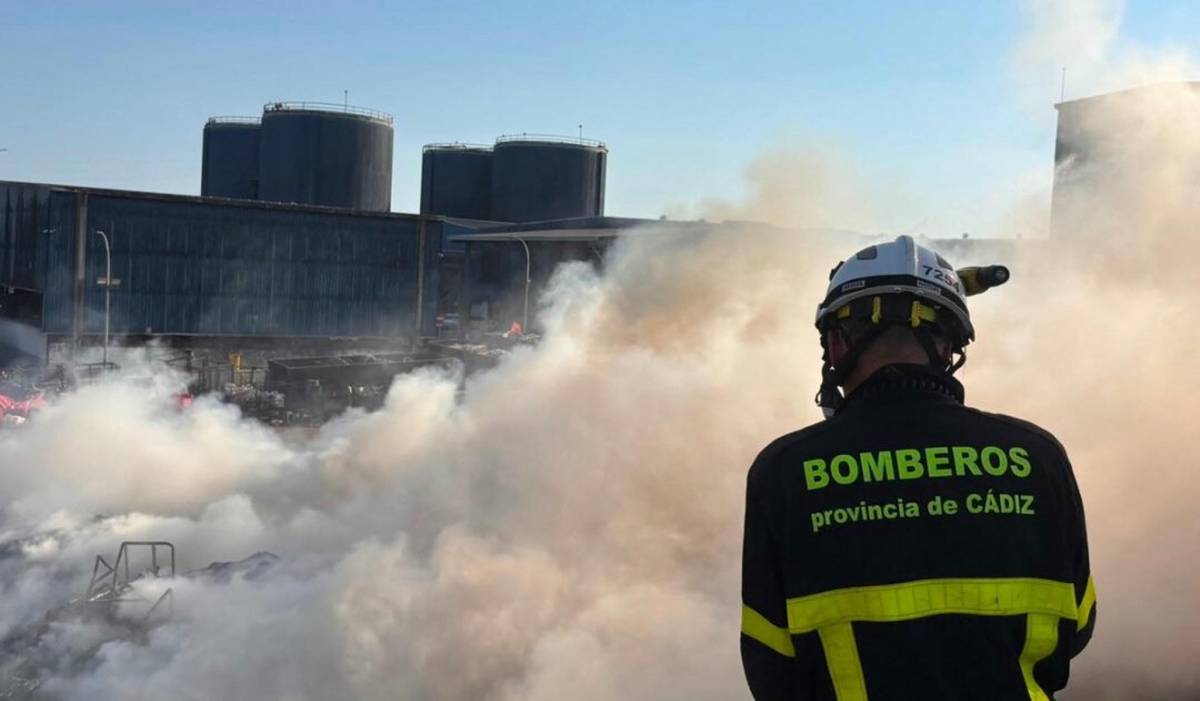 Movilización de bomberos en Medina por un incendio de residuos en la planta de Miramundo - Movilización de bomberos en Medina por un incendio de residuos en la planta de Miramundo