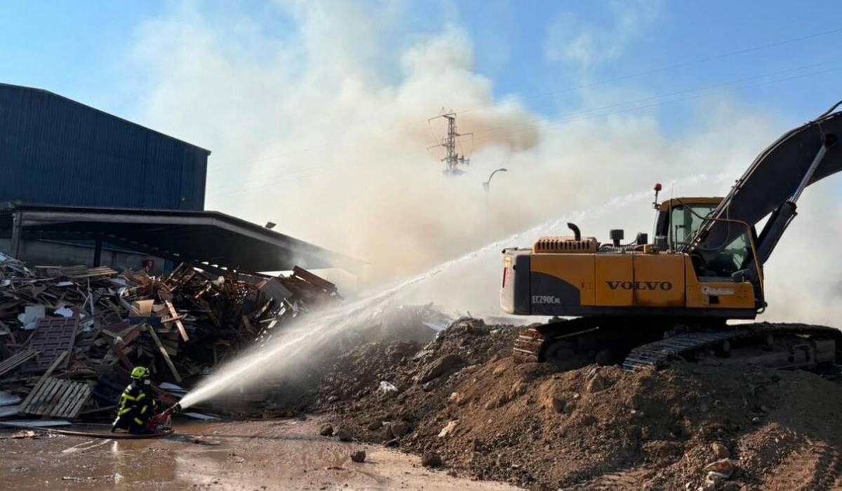 Movilización de bomberos en Medina por un incendio de residuos en la planta de Miramundo - Movilización de bomberos en Medina por un incendio de residuos en la planta de Miramundo
