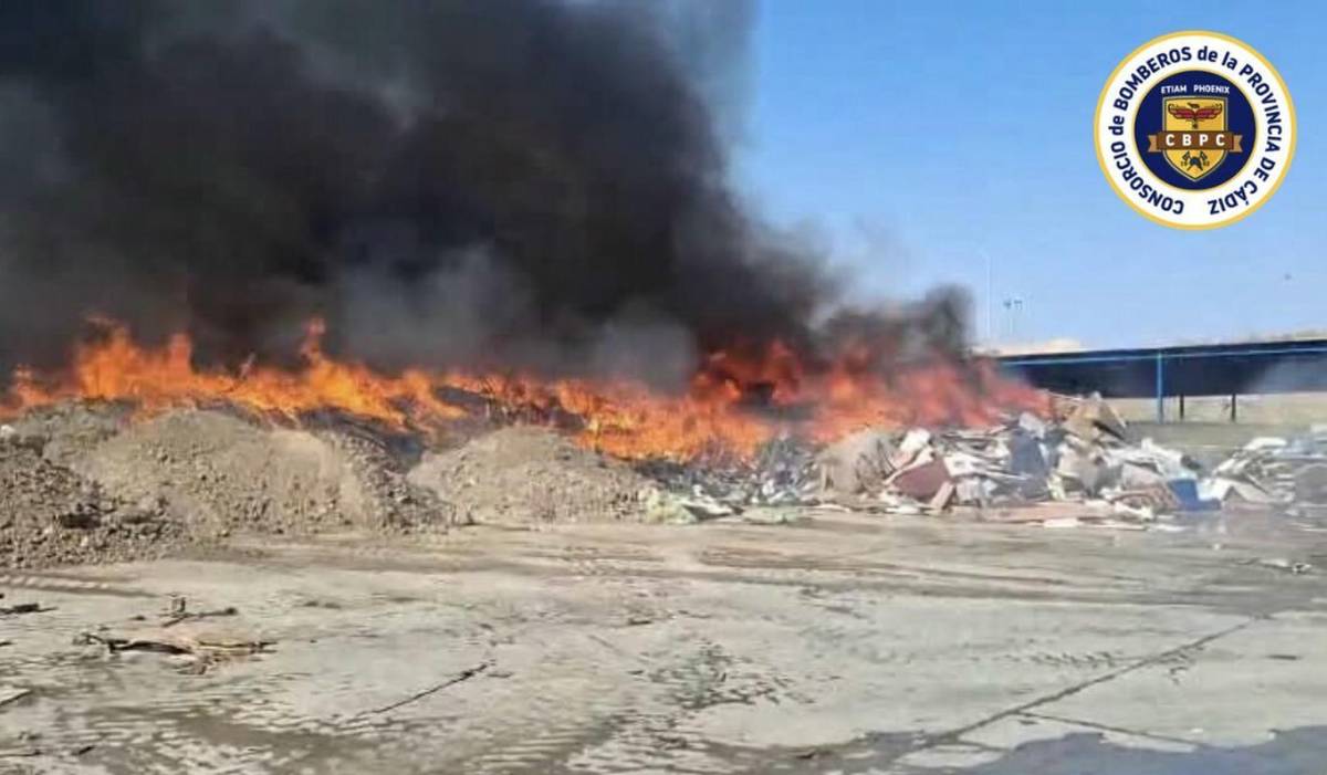 Arde material en una planta de residuos en Medina: 100.000 litros de agua para sofocar el fuego