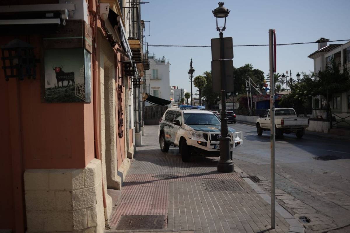 Un vehículo de la Guardia Civil frente al parque Calderón.