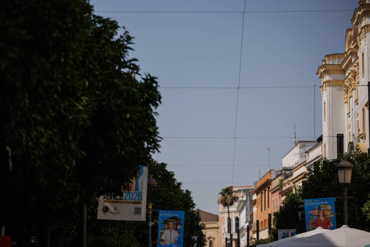 Los toldos de la calle Larga estarán listos a mediados de mes mientras Jerez sigue en alerta por calor y viento
