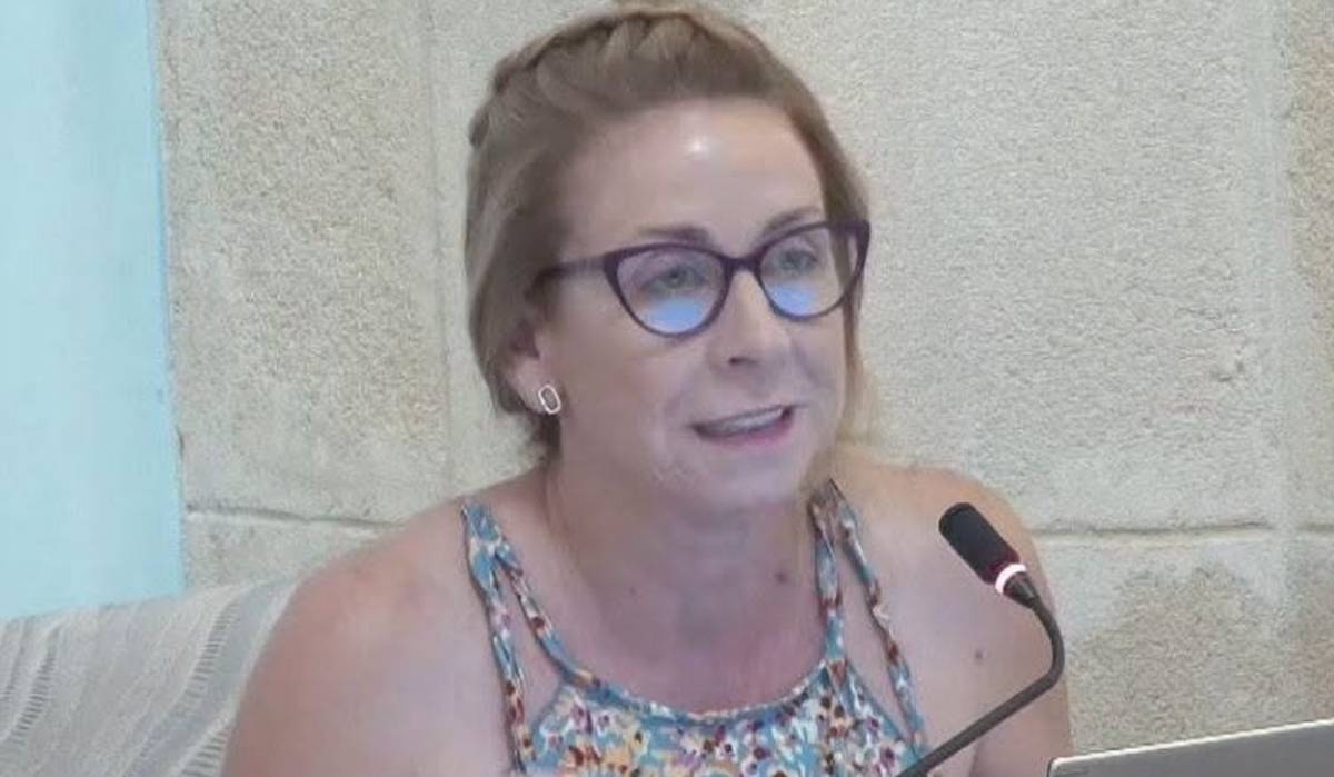 Tere Chamizo, por Ganemos Jerez, durante un pleno municipal