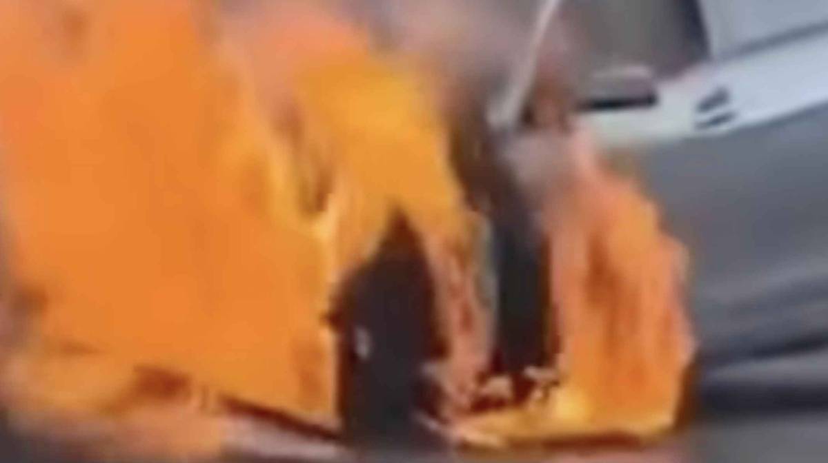 Momentos de angustia en Jerez en la avenida de Arcos tras incendiarse un coche: 