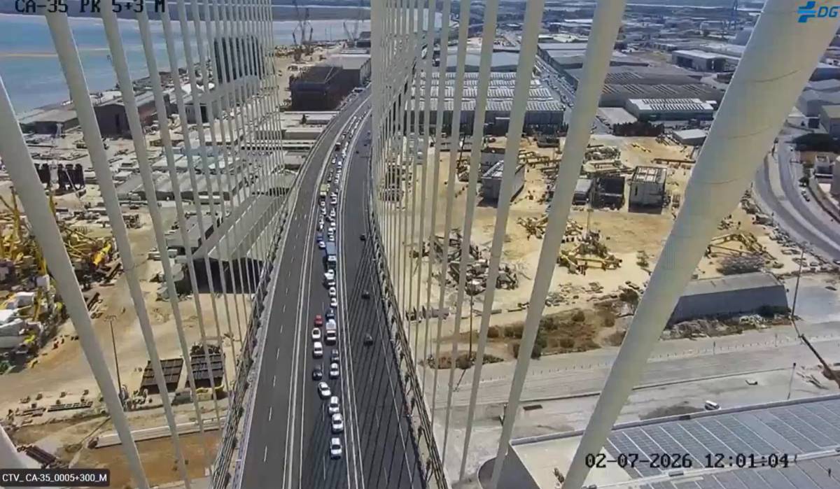 Grave accidente en el Puente de la Constitución de Cádiz: cuatro personas heridas