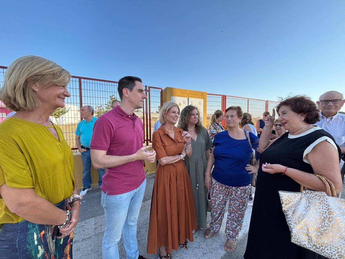 El encuentro de la alcaldesa y miembros del gobierno local con los vecinos de San José Obrero. - El encuentro de la alcaldesa y miembros del gobierno local con los vecinos de San José Obrero.