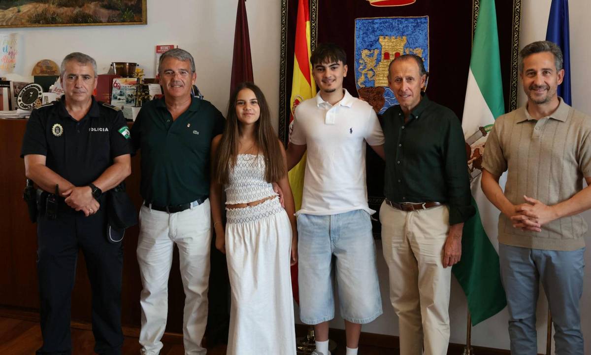 Chiclana rinde homenaje a Ángel García tras 36 años como agente de la Policía Local. - 