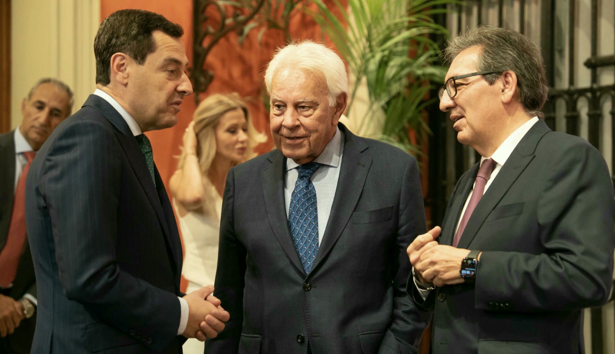 Juanma Moreno y Felipe González, en las conferencias de la Fundación Cajasol. - 