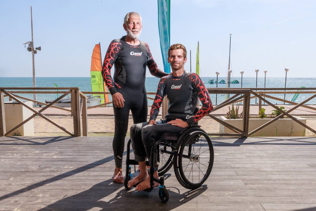 Cruzar a nado la Bahía de Cádiz tras quedarse parapléjico en el mar, el reto solidario de un padre y un hijo en El Puerto