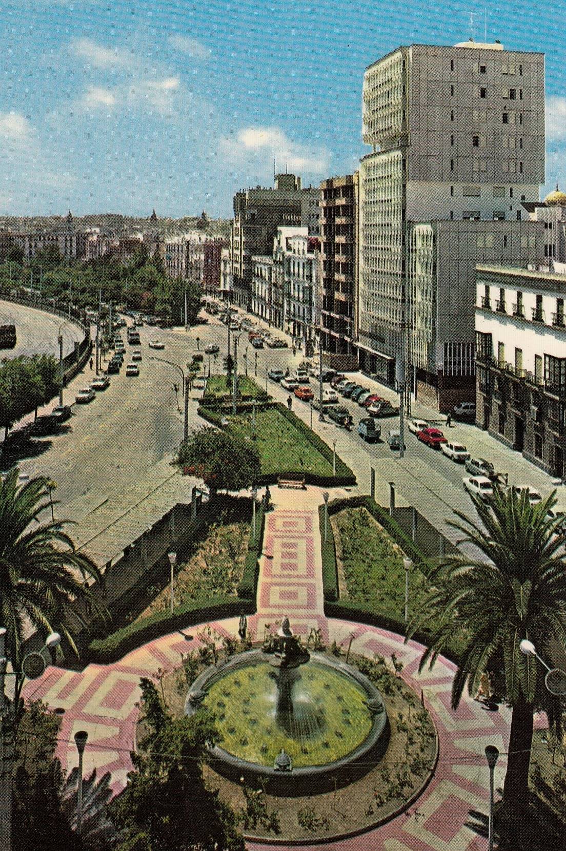Fuente de las Tortugas, años 70, tras la construcción de la Casa de los Palos. - Fuente de las Tortugas, años 70, tras la construcción de la Casa de los Palos.