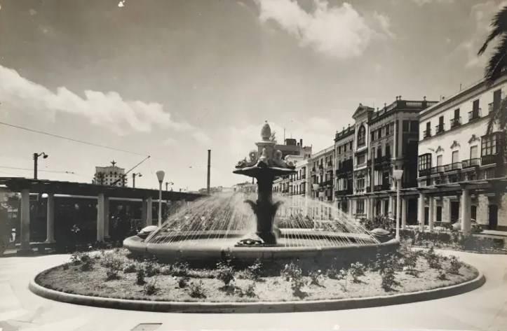 Fuente de las Tortugas, poco después de su inauguración en 1954. - Fuente de las Tortugas, poco después de su inauguración en 1954.