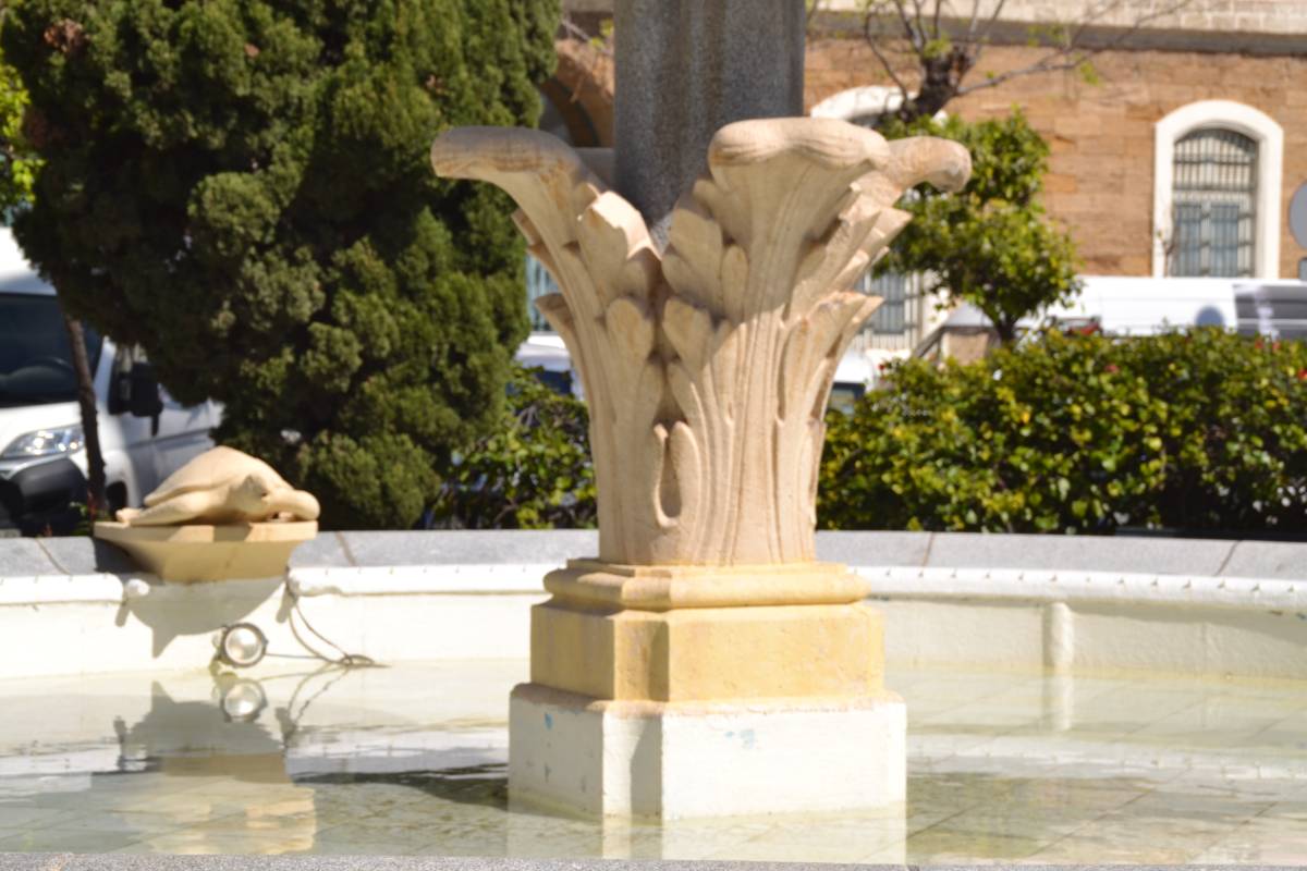 Fuente de las Tortugas, detalle del interior del vaso y pedestal central. - Fuente de las Tortugas, detalle del interior del vaso y pedestal central.