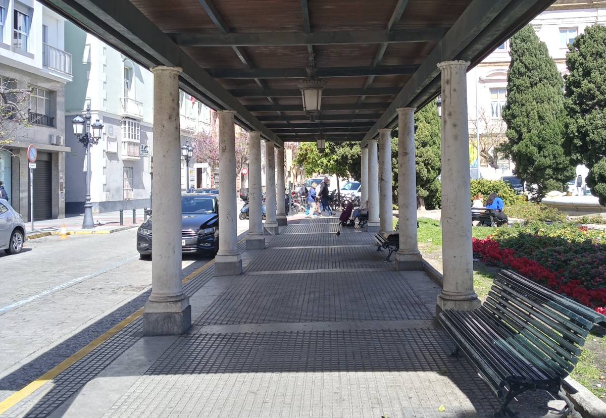 Plaza de las Tortugas, pérgola a la avenida 4 de Diciembre. - Plaza de las Tortugas, pérgola a la avenida 4 de Diciembre.