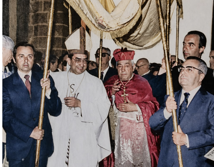 Bueno Monreal y Bellido Caro entrando en la Catedral bajo palio. - Bueno Monreal y Bellido Caro entrando en la Catedral bajo palio.
