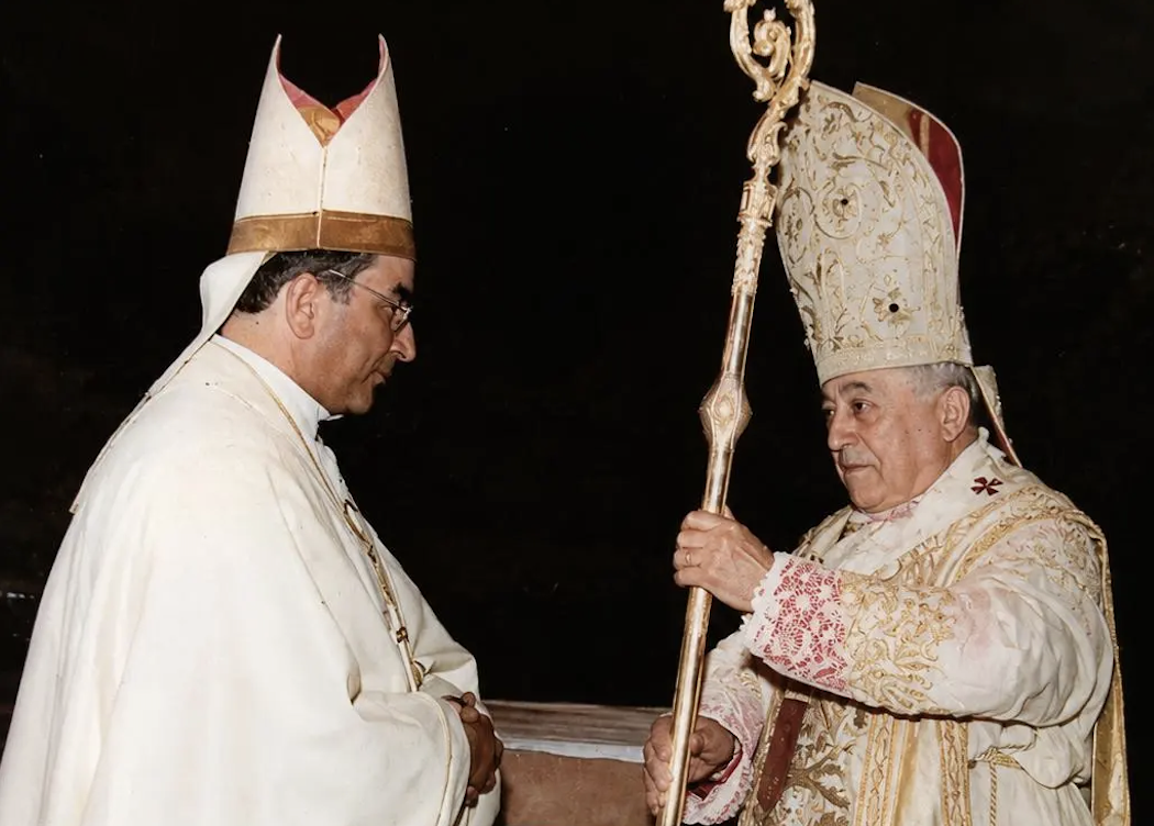 El cardenal entregando báculo al primer obispo de Jerez. - El cardenal entregando báculo al primer obispo de Jerez.