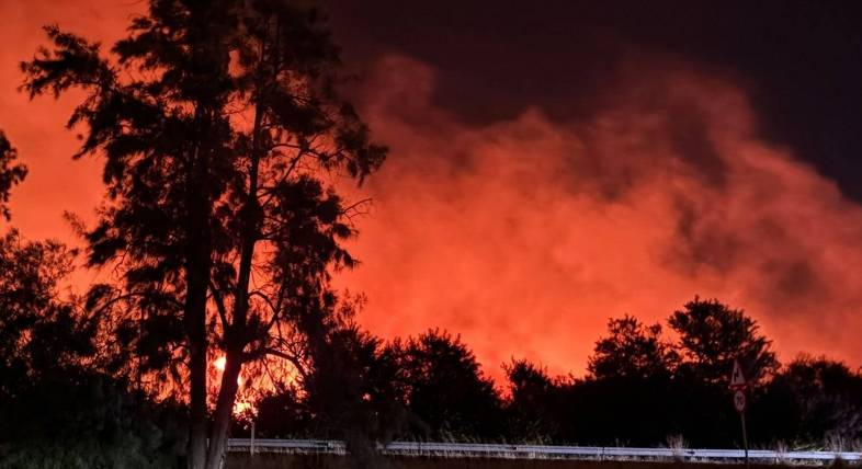 Un gran incendio en la Base de Rota obliga a cortar una carretera: se celebraba la fiesta del 4 de julio y se lanzaron fuegos artificiales