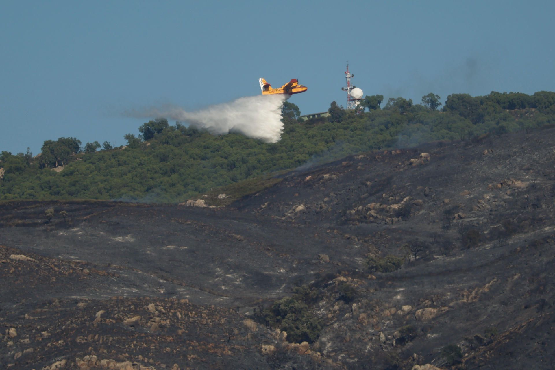 Un hidroavión ayuda a extinguir las llamas en Atlanterra, Tarifa. - A. CARRASCO RAGEL / EFE