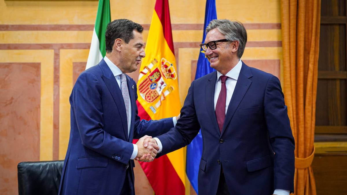 La firma del acuerdo entre Juanma Moreno y Manuel Gavira. - FERNANDO VÁZQUEZ