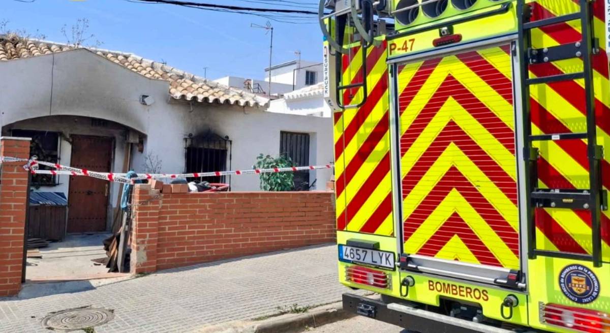 Encuentran sin vida a un perro tras un incendio en una vivienda en Villamartín: dos personas, resguardadas en el patio