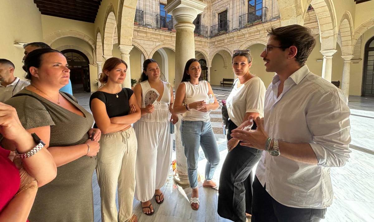 El socialista Gabriel Fabregat junto a miembros del CEIP Manuel de Falla de Jerez - El socialista Gabriel Fabregat junto a miembros del CEIP Manuel de Falla de Jerez
