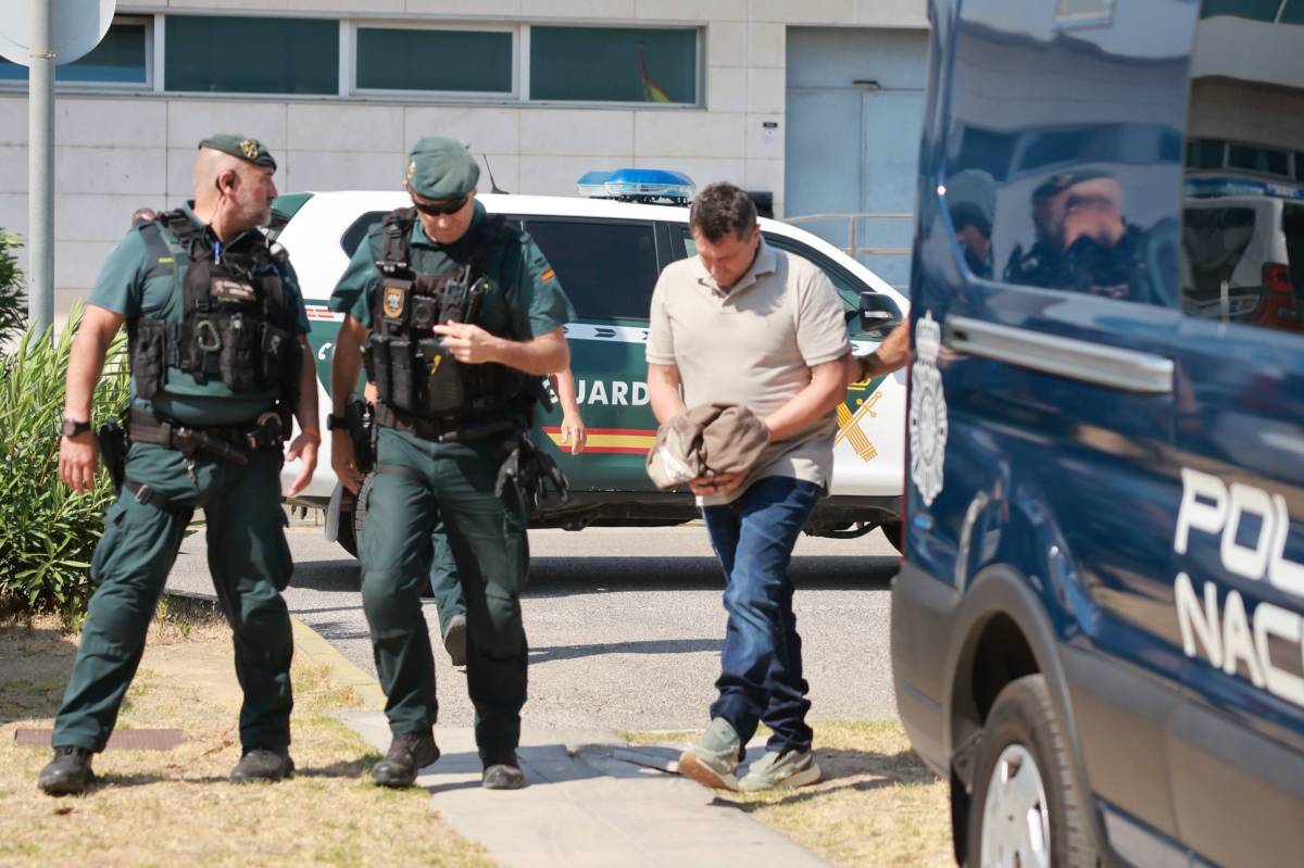 El hostelero baja del furgón de la Guardia Civil.