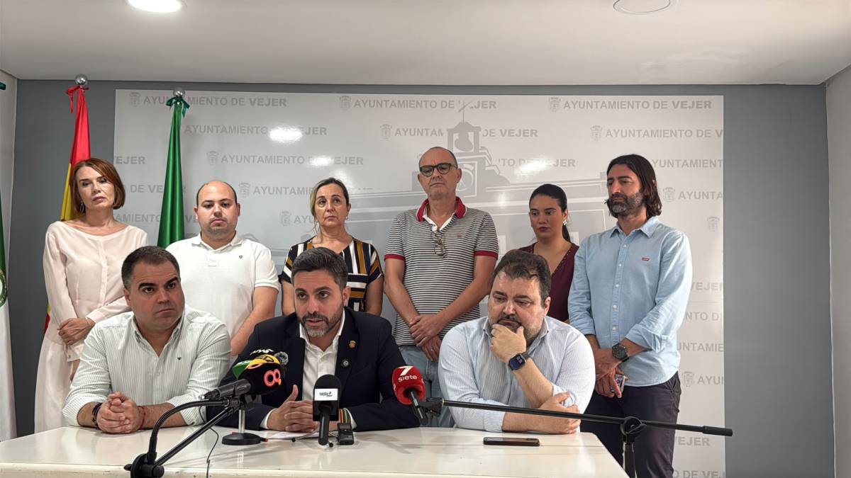 El alcalde de Vejer asume las funciones que deja la 'número 2' de su gobierno que dimitió, dejando su mayoría en el alambre