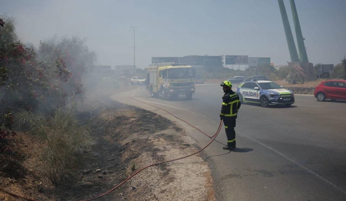 Incendio en la rotonda de la bola del mundo en El Puerto - MANU GARCÍA Incendio en la rotonda de la bola del mundo en El Puerto