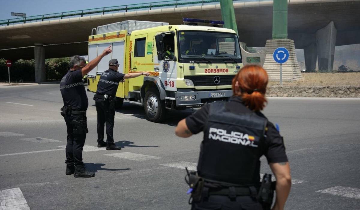 Incendio en la rotonda de la bola del mundo en El Puerto - MANU GARCÍA Incendio en la rotonda de la bola del mundo en El Puerto