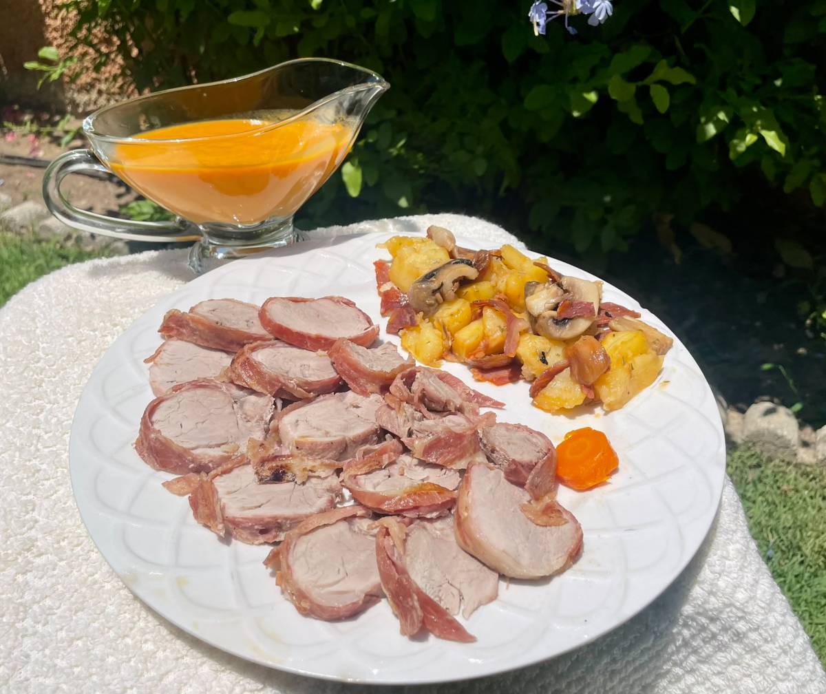Receta de solomillo ibérico al fino de Jerez con guarnición de patatas al ajillo, champiñones y morcón
