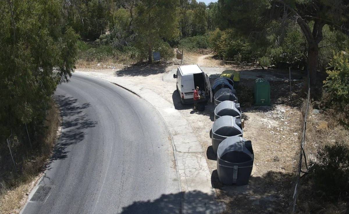 Las cámaras de tráfico pillan en un mes a 15 incívicos arrojando basura y escombros en El Puerto