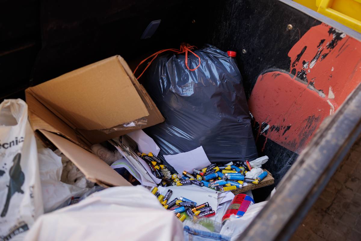 Una persona en Jerez tira a la basura unas 50 pilas usadas: este es el daño ambiental que puede generar