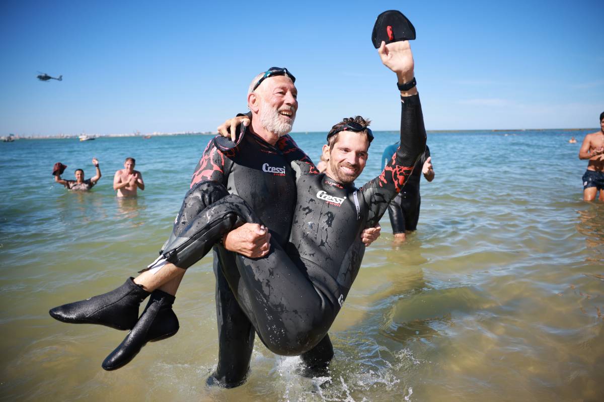 La revancha al mar: un padre y su hijo cruzan a nado la Bahía de Cádiz tras una lesión medular 