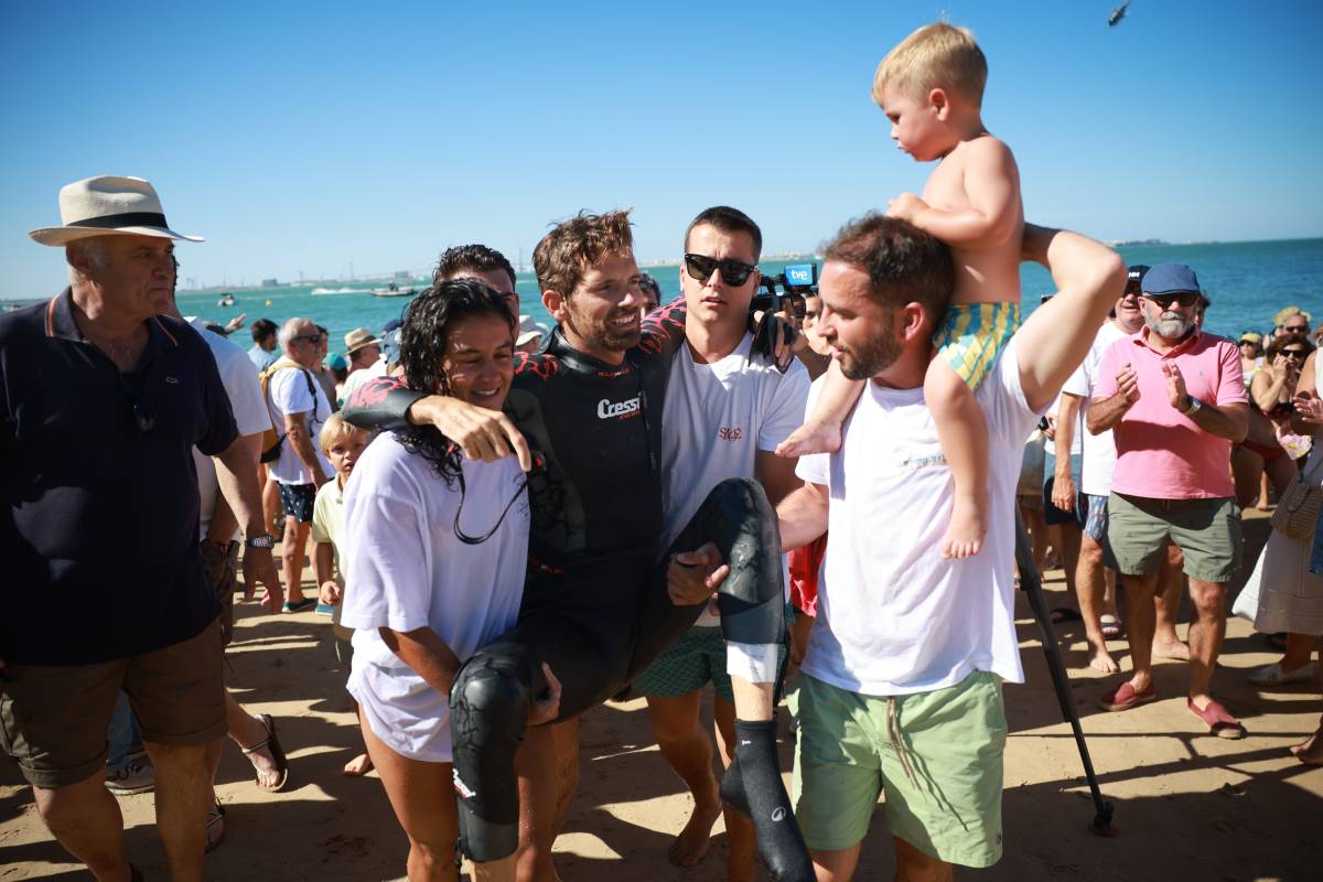 Un padre y su hijo cruzan a nado la Bahía de Cádiz tras una lesión medular.