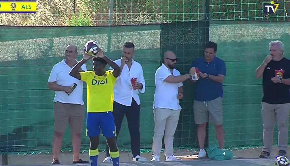 Beardo, comiendo pipas con Vizcaíno y Contreras, en plena tormenta en Diputación, el pasado verano. - Beardo, comiendo pipas con Vizcaíno y Contreras, en plena tormenta en Diputación, el pasado verano.