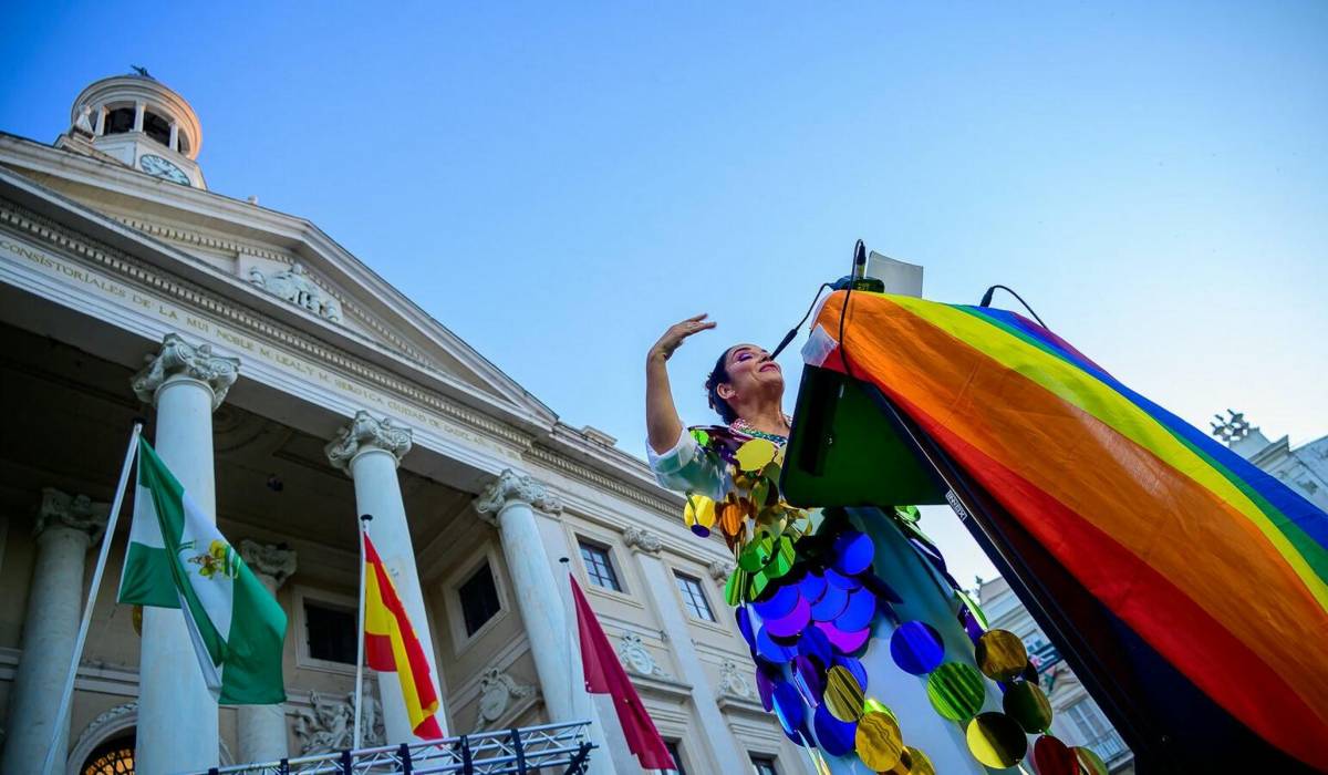 El recuerdo a Sandra Peña, la dedicatoria más personal de Toñi Moreno en su pregón por el Orgullo en Cádiz
