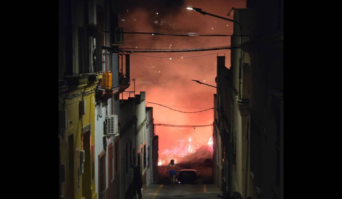 Susto de madrugada en Chiclana por el incendio de un solar cerca de viviendas: piden mejoras para reducir el riesgo