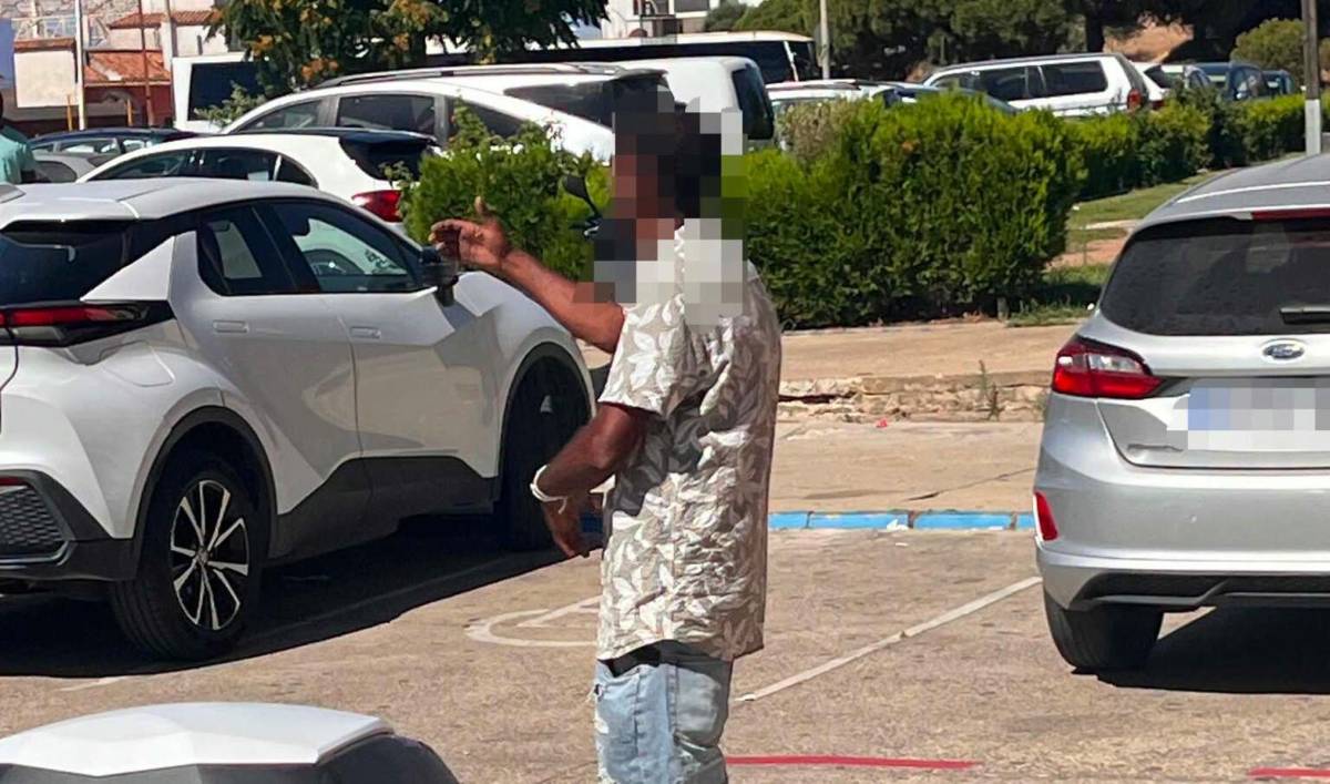 Aumentan los avisos por 'gorrillas' en Matalascañas: ya no solo cobran por 'aparcarte' el coche