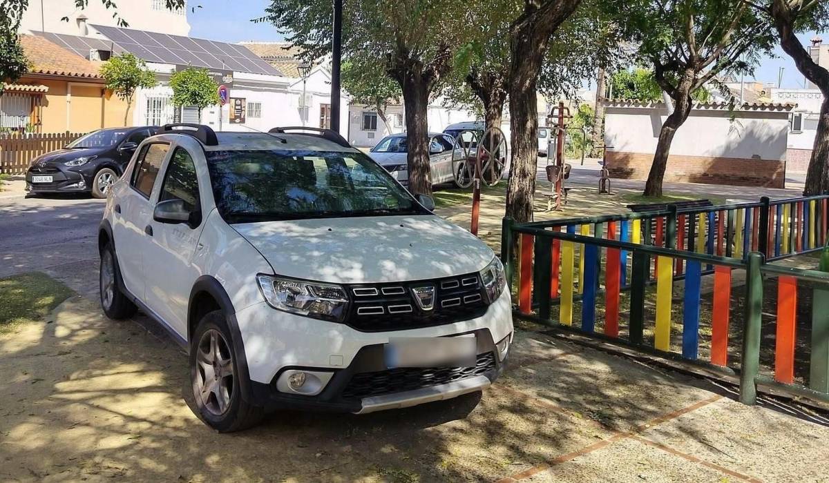 Zonas verdes de La Barca, convertidas en un 'improvisado parking' en plena ola de calor en Jerez: 