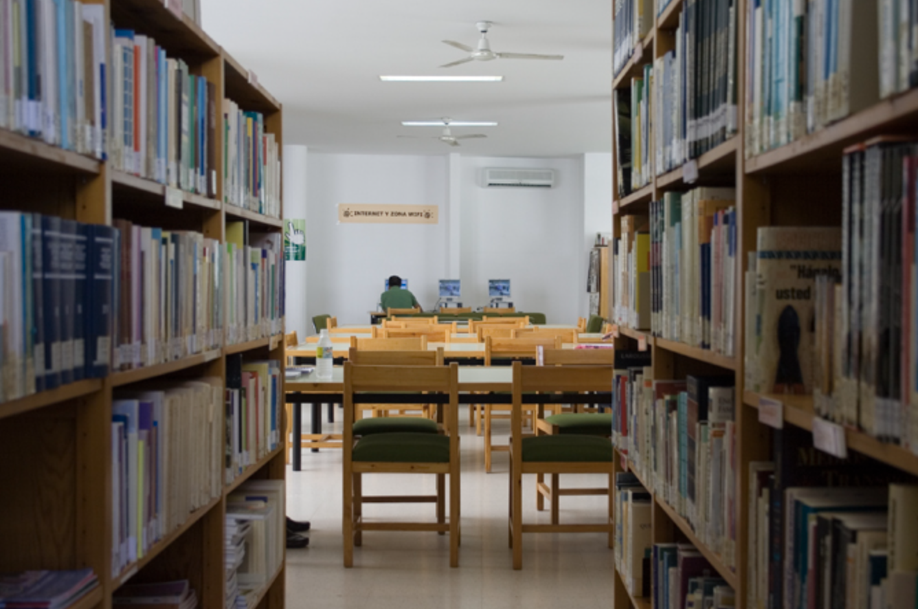 Imagen de archivo de una biblioteca en Andalucía. - 