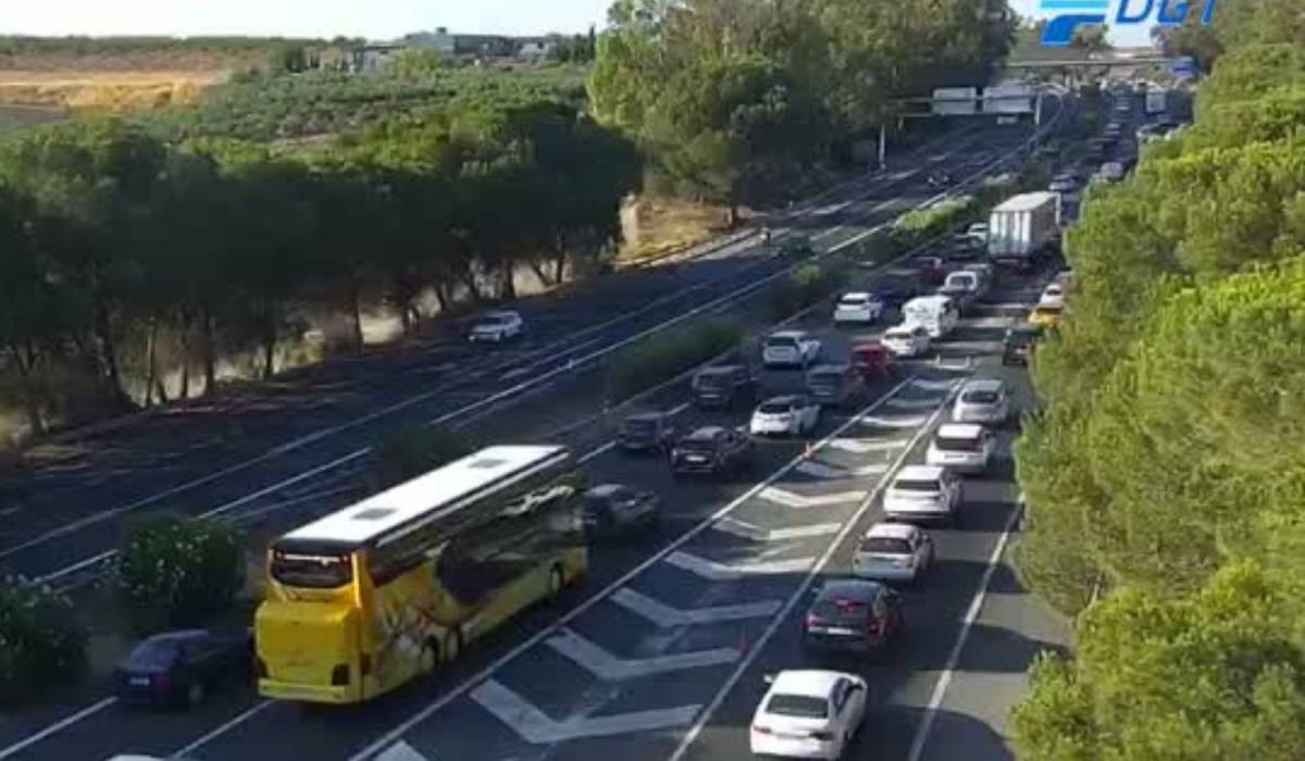 Tres kilómetros de atasco y habilitado un carril extra en la AP-4 entre Jerez y Sevilla