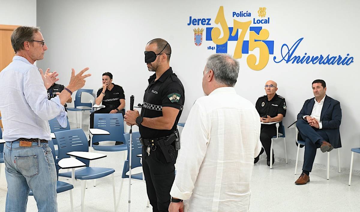 La Policía Local de Jerez se pone el antifaz por la ONCE: las técnicas para acompañar a personas con discapacidad visual