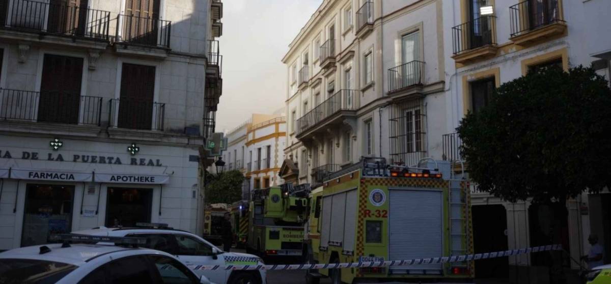 Accesos a la calle Consistorio cortados por el fuego.