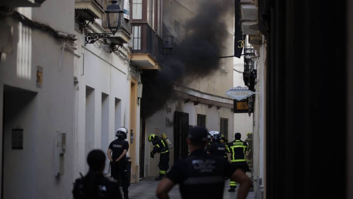 Incendio en el centro de Jerez en el Mesón del Asador: cierran con gente dentro el Ayuntamiento y Atención al Ciudadano