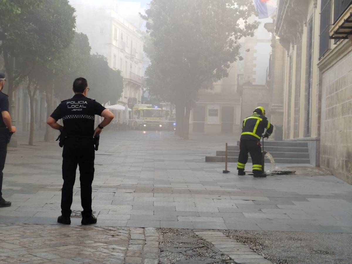 El humo en los alrededores del Ayuntamiento de Jerez.