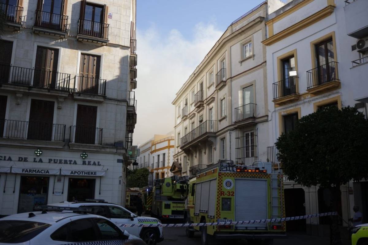 Humo sobre edificios del entorno del Mesón del Asador.
