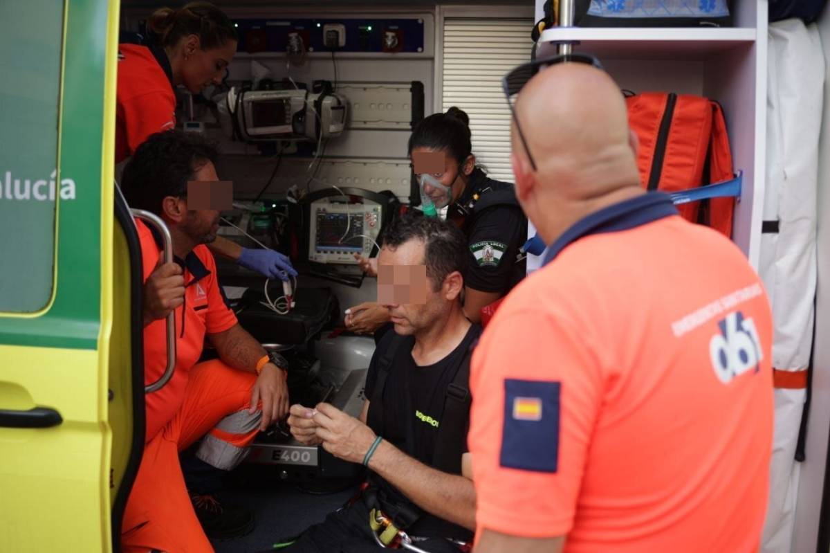 El Ayuntamiento de Jerez, desalojado por el incendio del Mesón del Asador a escasos metros: hay afectados por inhalación de humo